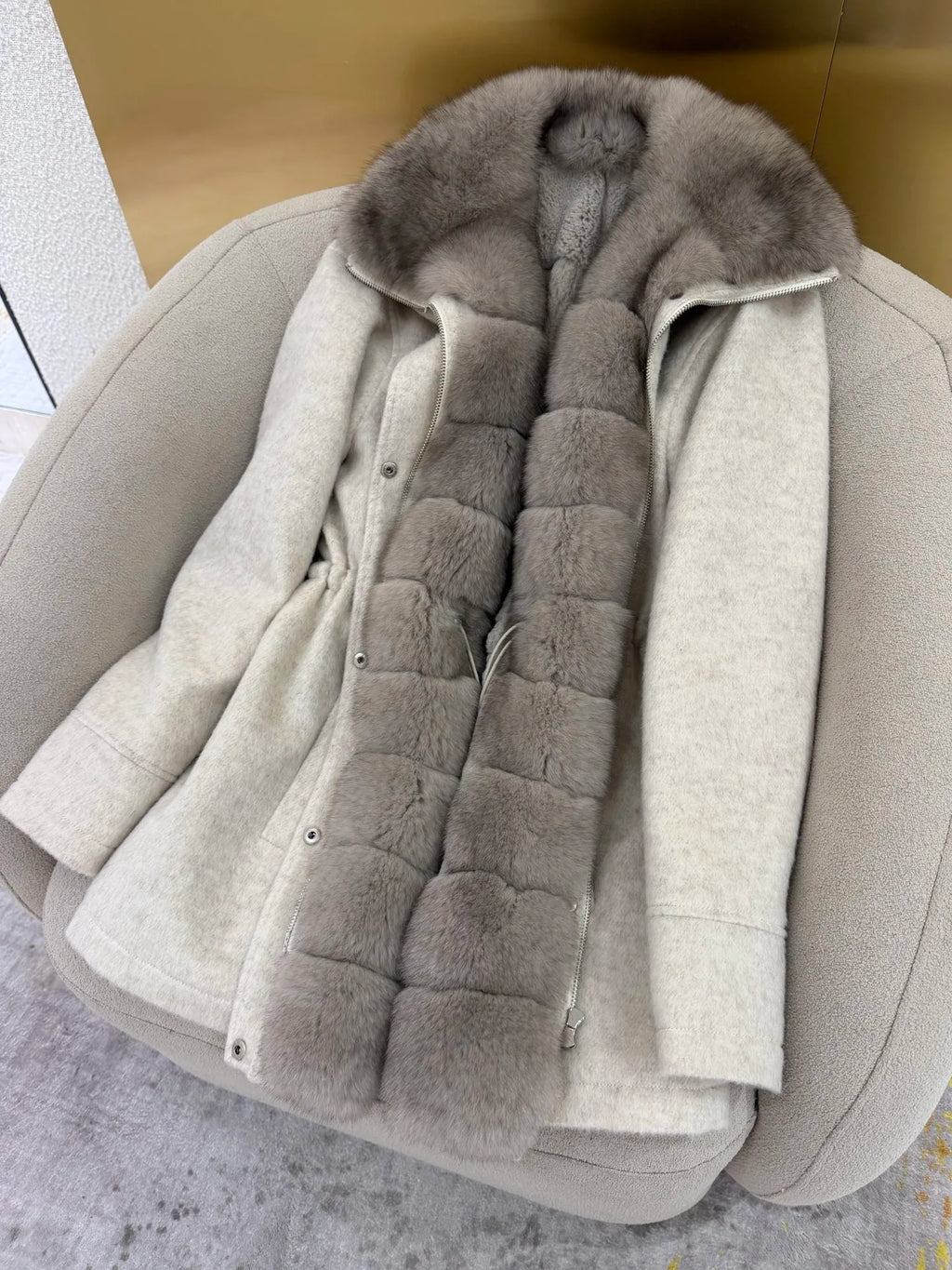 Manteau femme à col duveteux et taille ajustable – CLEVI Paris