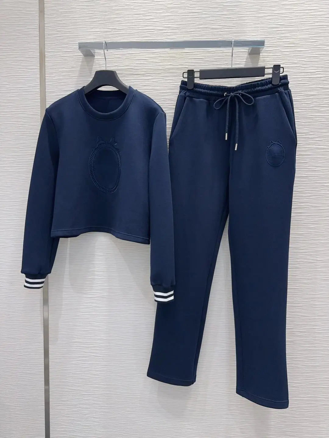 Ensemble femme brodé sweat et pantalon – CLEVI Paris