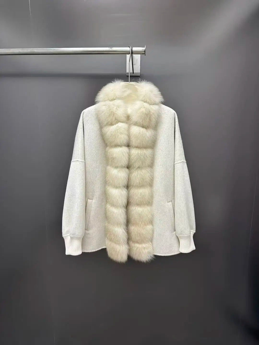 Veste femme en laine à bordure fourrure – CLEVI Paris