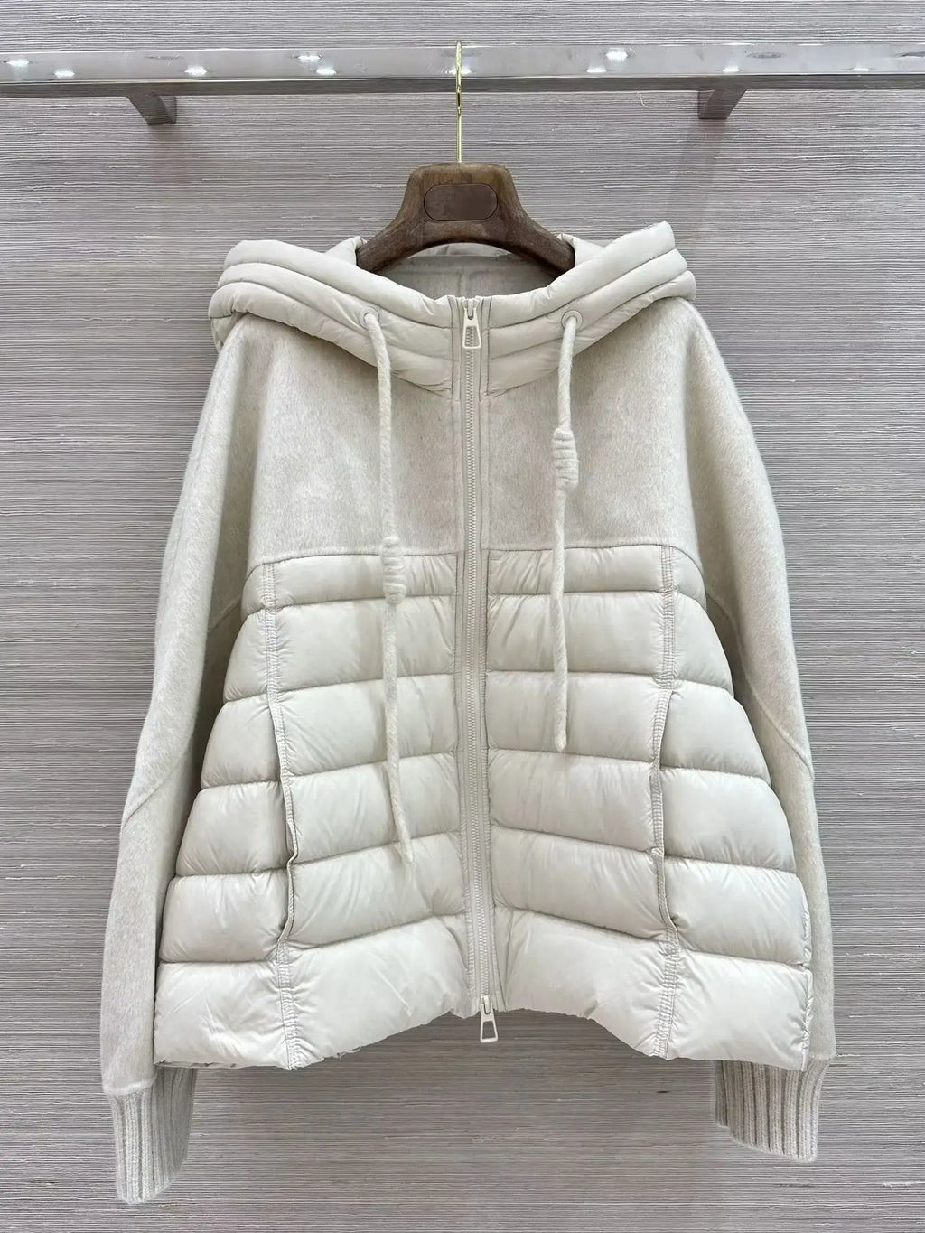 Veste femme à capuche et empiècements matelassés – CLEVI Paris