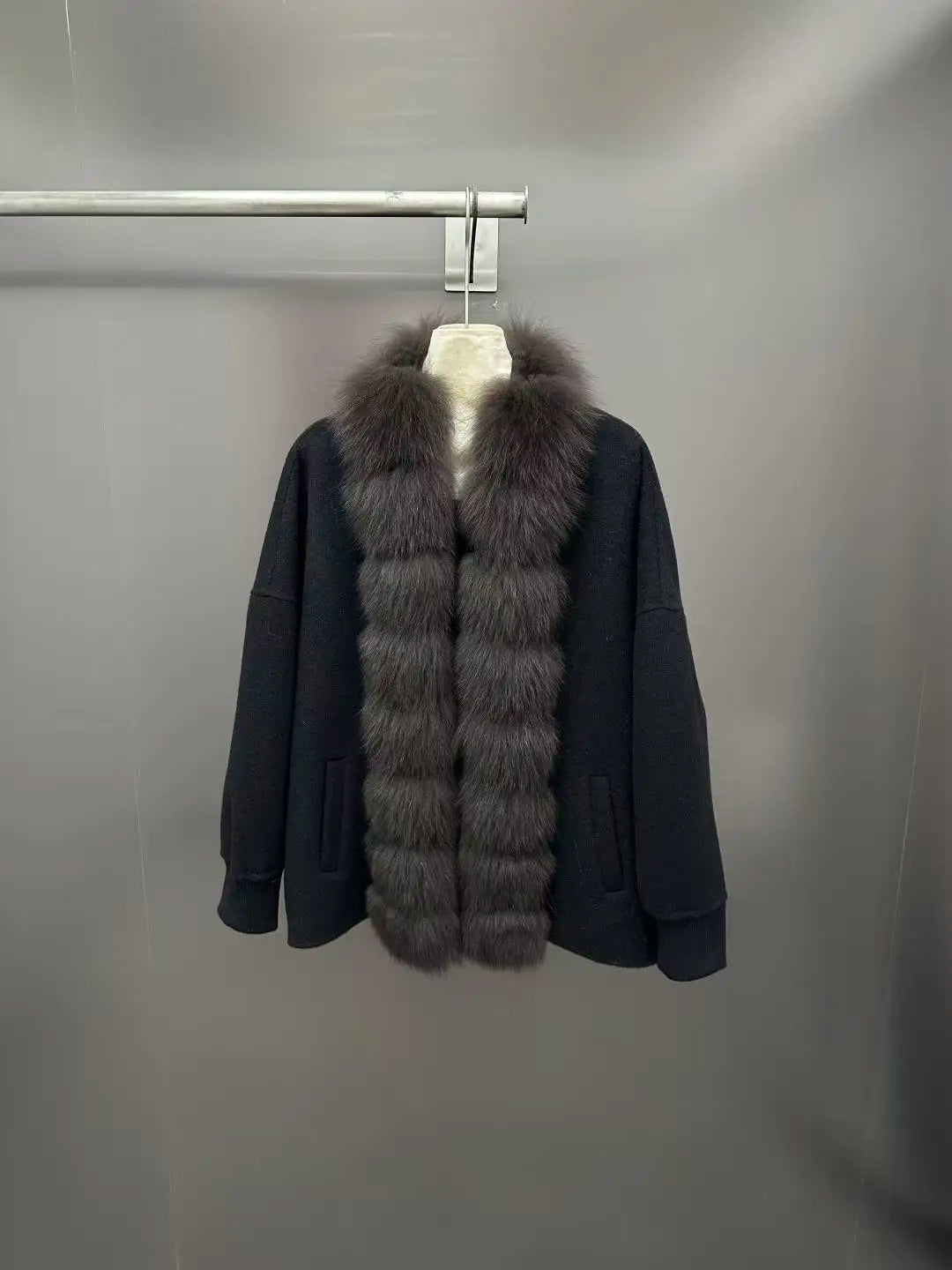 Veste femme en laine à bordure fourrure – CLEVI Paris