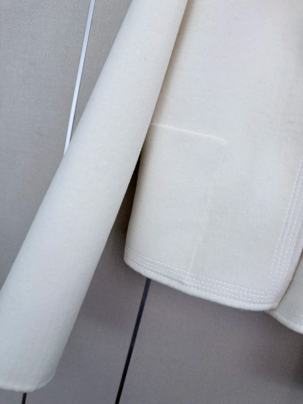 Veste femme en cachemire à capuche et boucle – CLEVI Paris