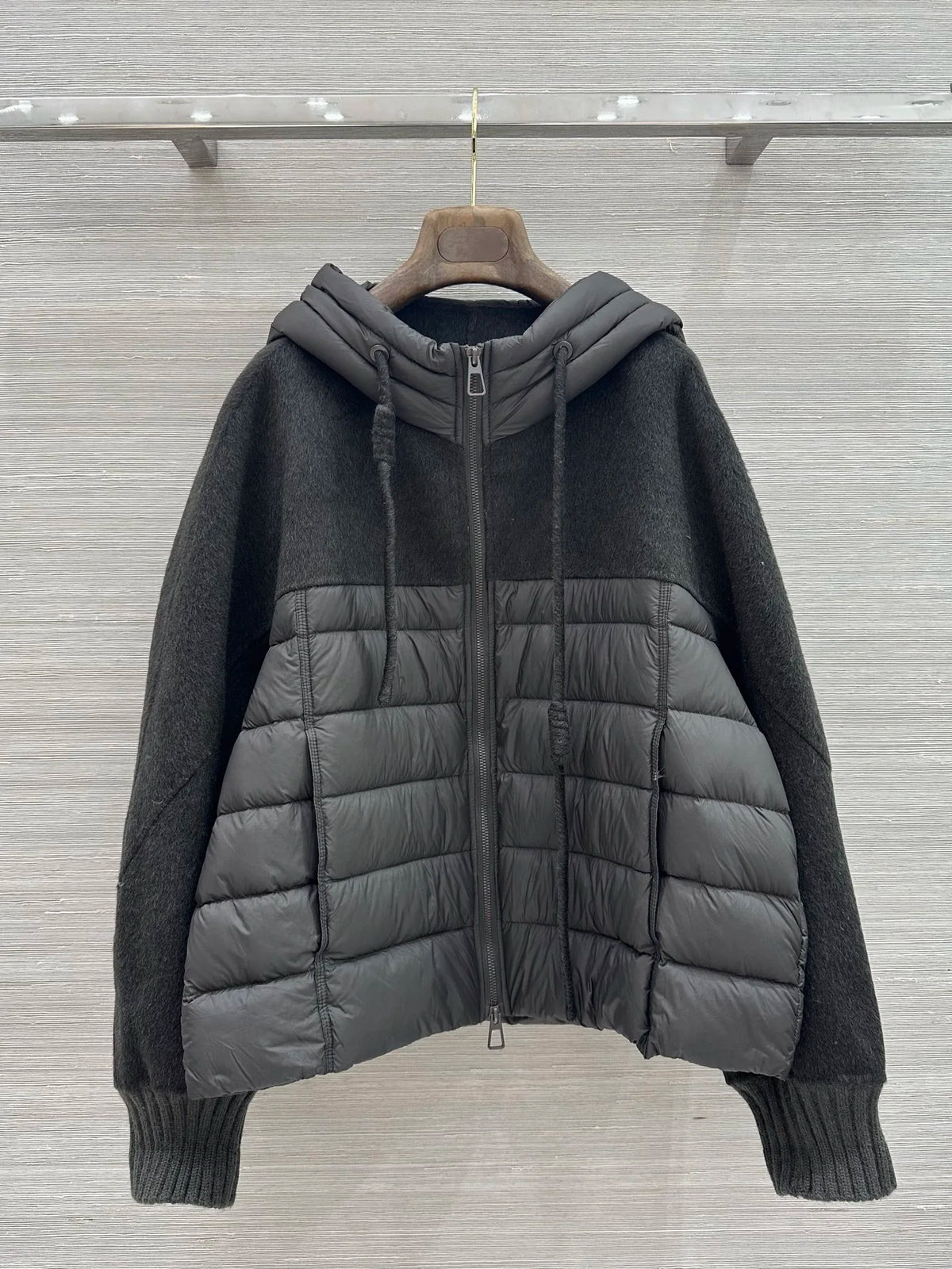 Veste femme à capuche et empiècements matelassés – CLEVI Paris