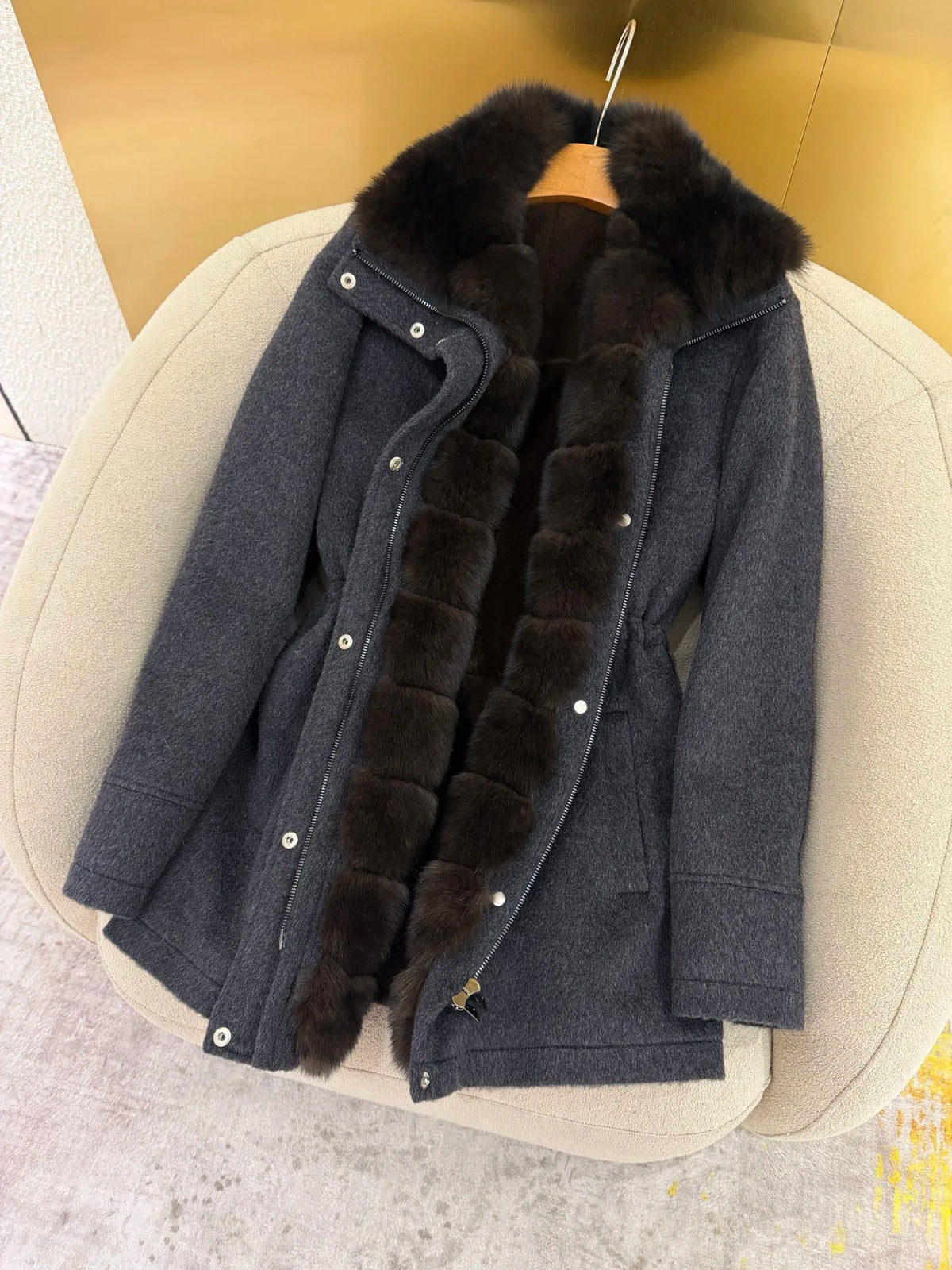 Manteau femme à col duveteux et taille ajustable – CLEVI Paris