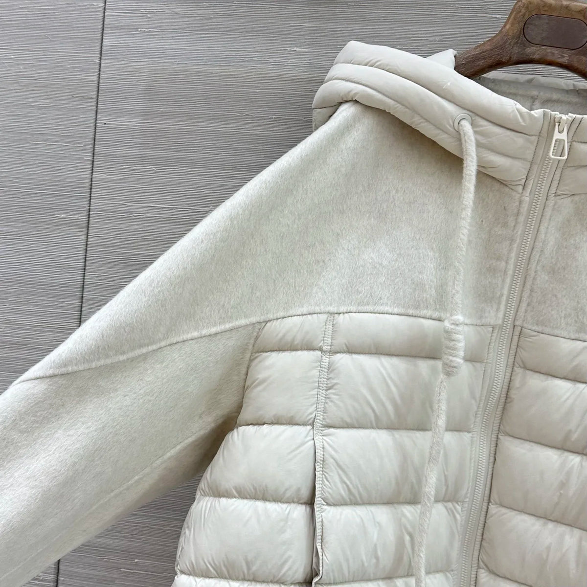 Veste femme à capuche et empiècements matelassés – CLEVI Paris