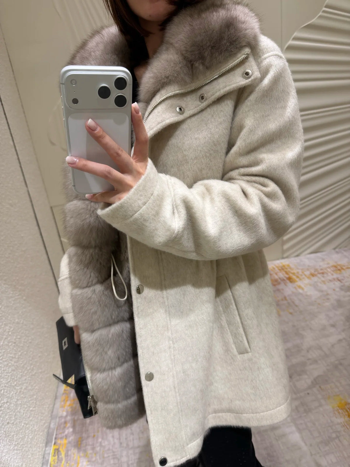 Manteau femme à col duveteux et taille ajustable – CLEVI Paris