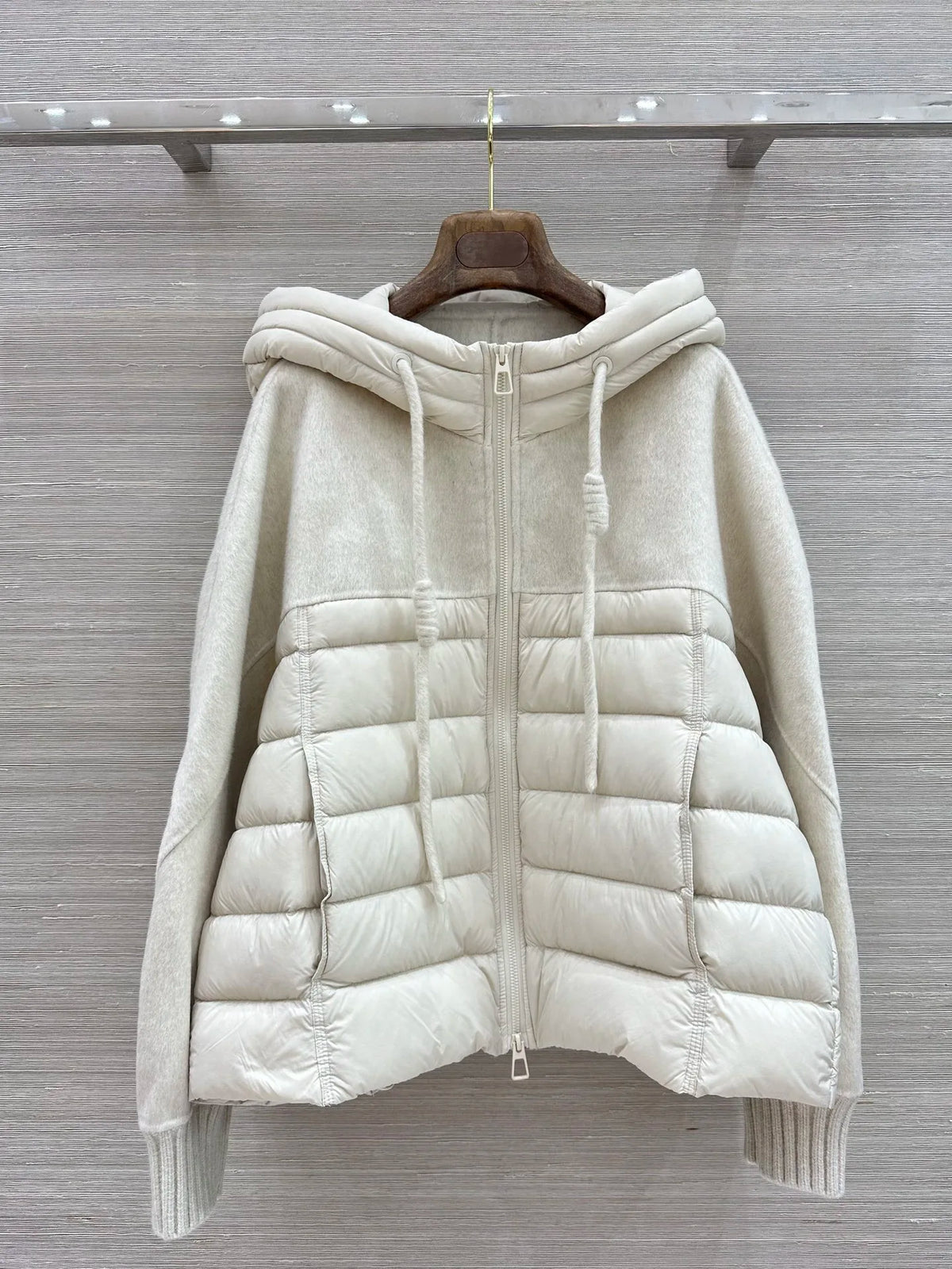 Veste femme à capuche et empiècements matelassés – CLEVI Paris