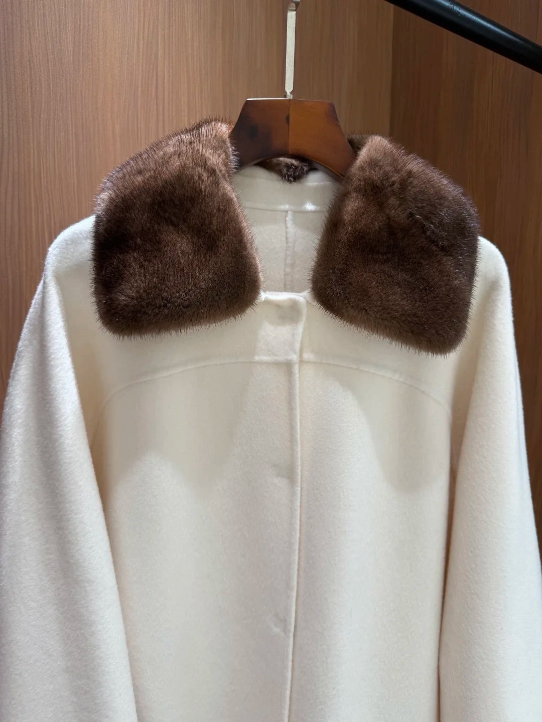 Manteau femme mi-long à col contrastant – CLEVI Paris