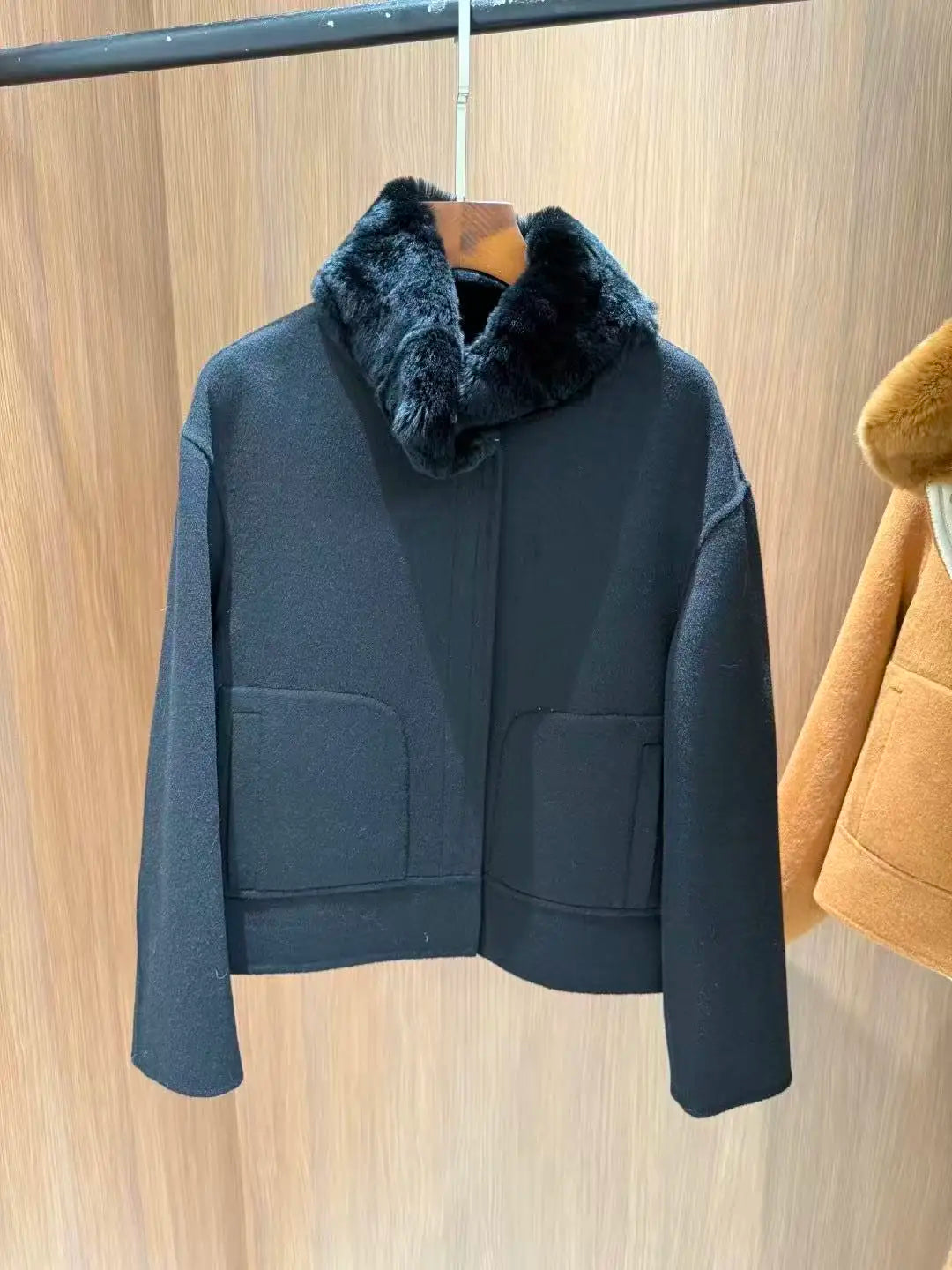 Veste courte femme à col effet fourrure – CLEVI Paris