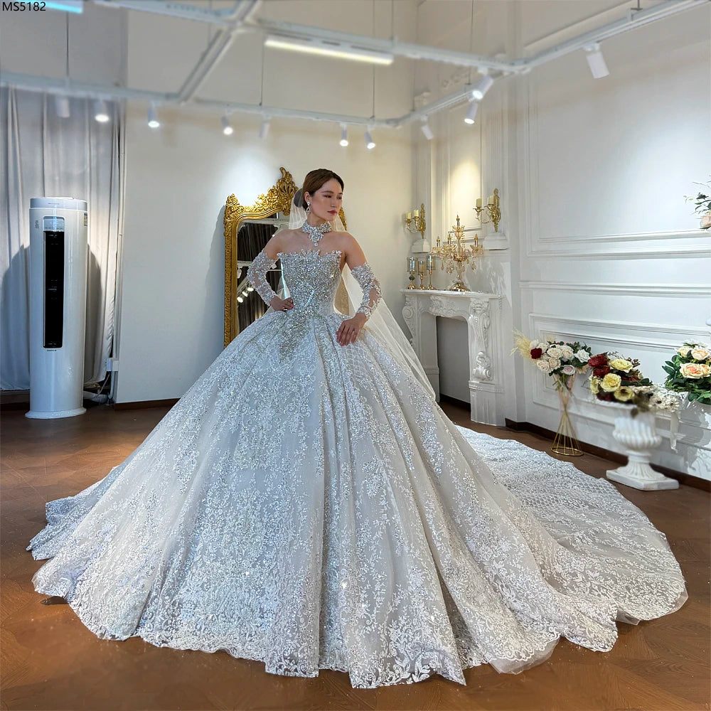 Robe de mariée fleurie épaules dénudées – CLEVI Paris