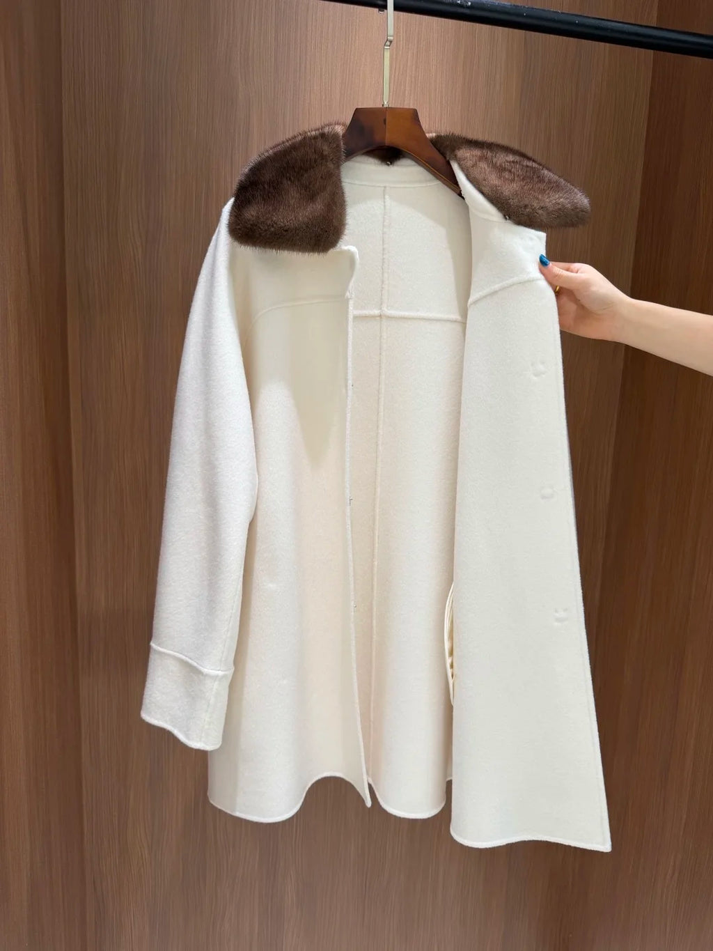 Manteau femme mi-long à col contrastant – CLEVI Paris