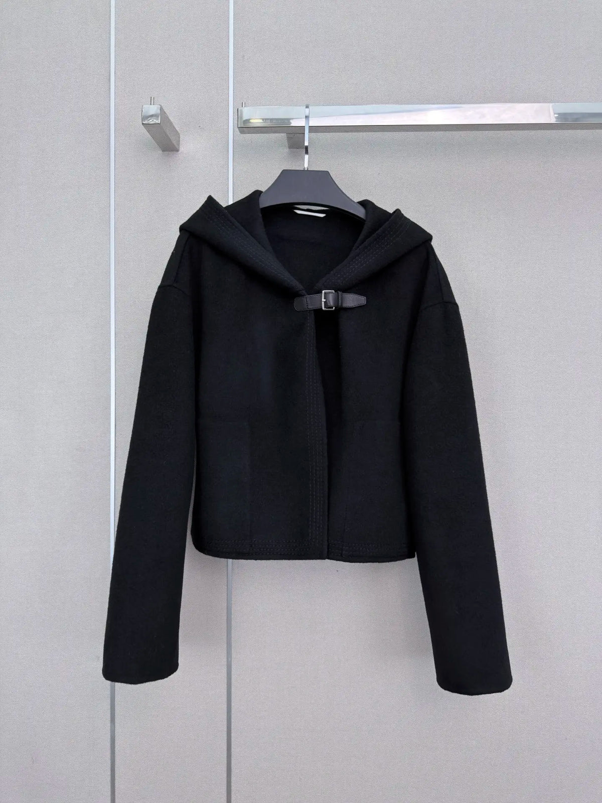 Veste femme en cachemire à capuche et boucle – CLEVI Paris