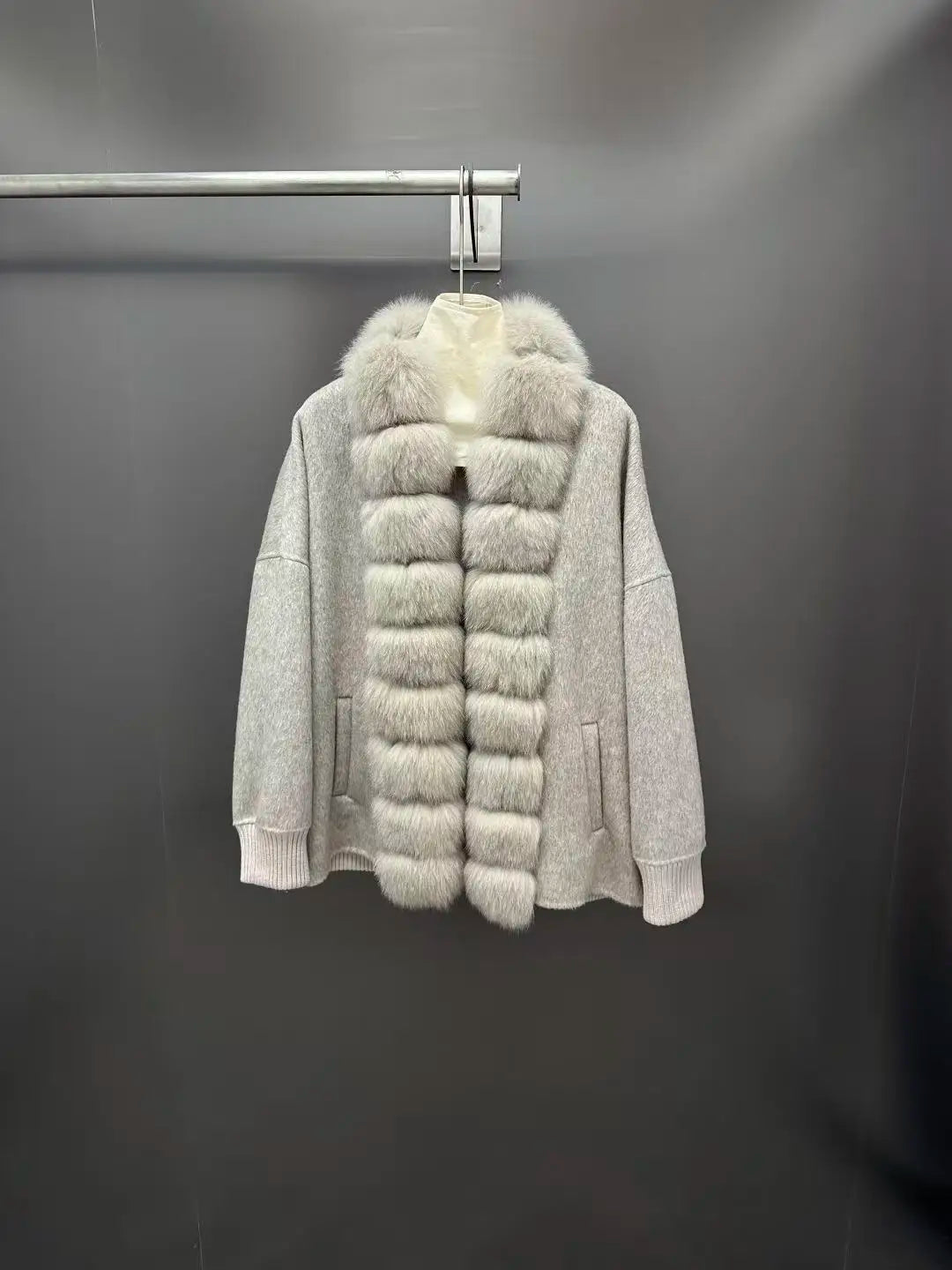 Veste femme en laine à bordure fourrure – CLEVI Paris