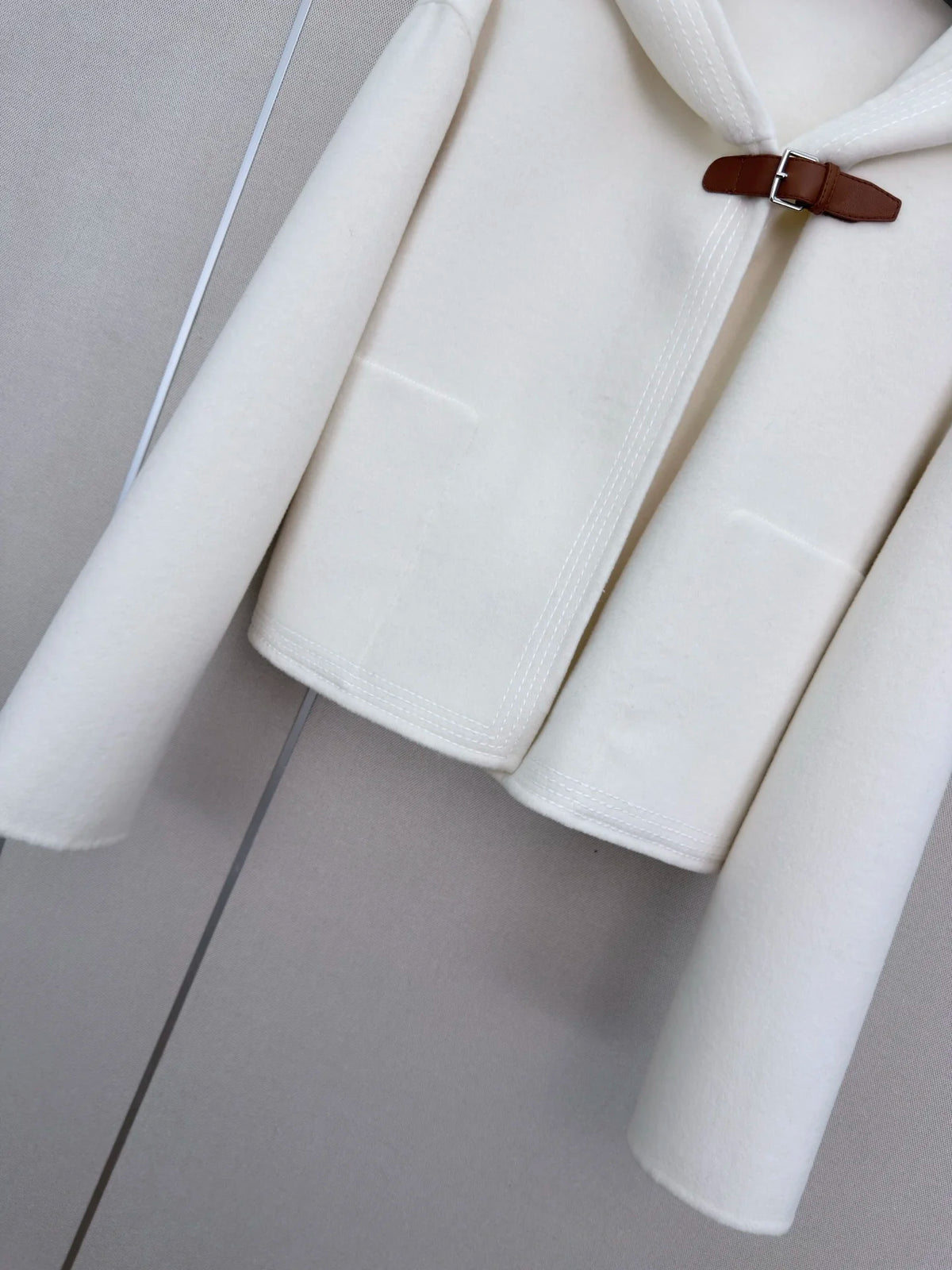 Veste femme en cachemire à capuche et boucle – CLEVI Paris