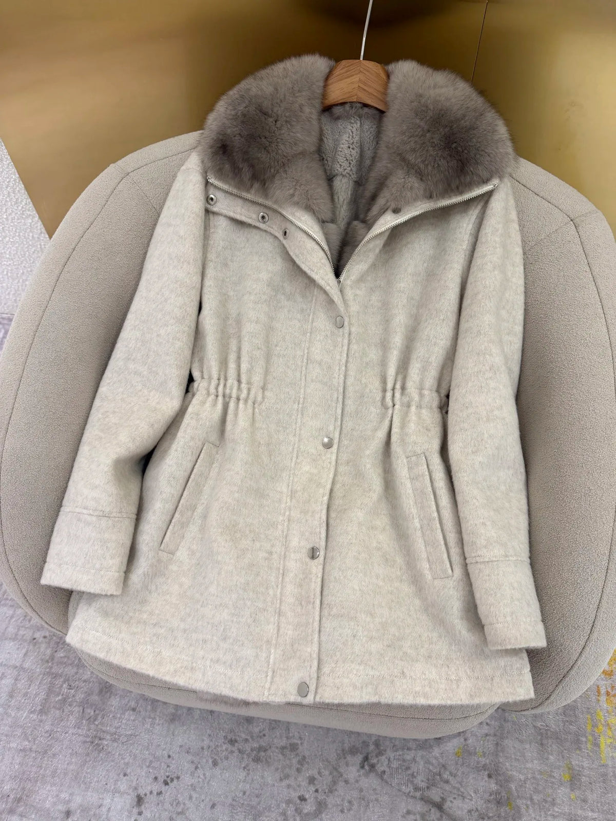 Manteau femme à col duveteux et taille ajustable – CLEVI Paris