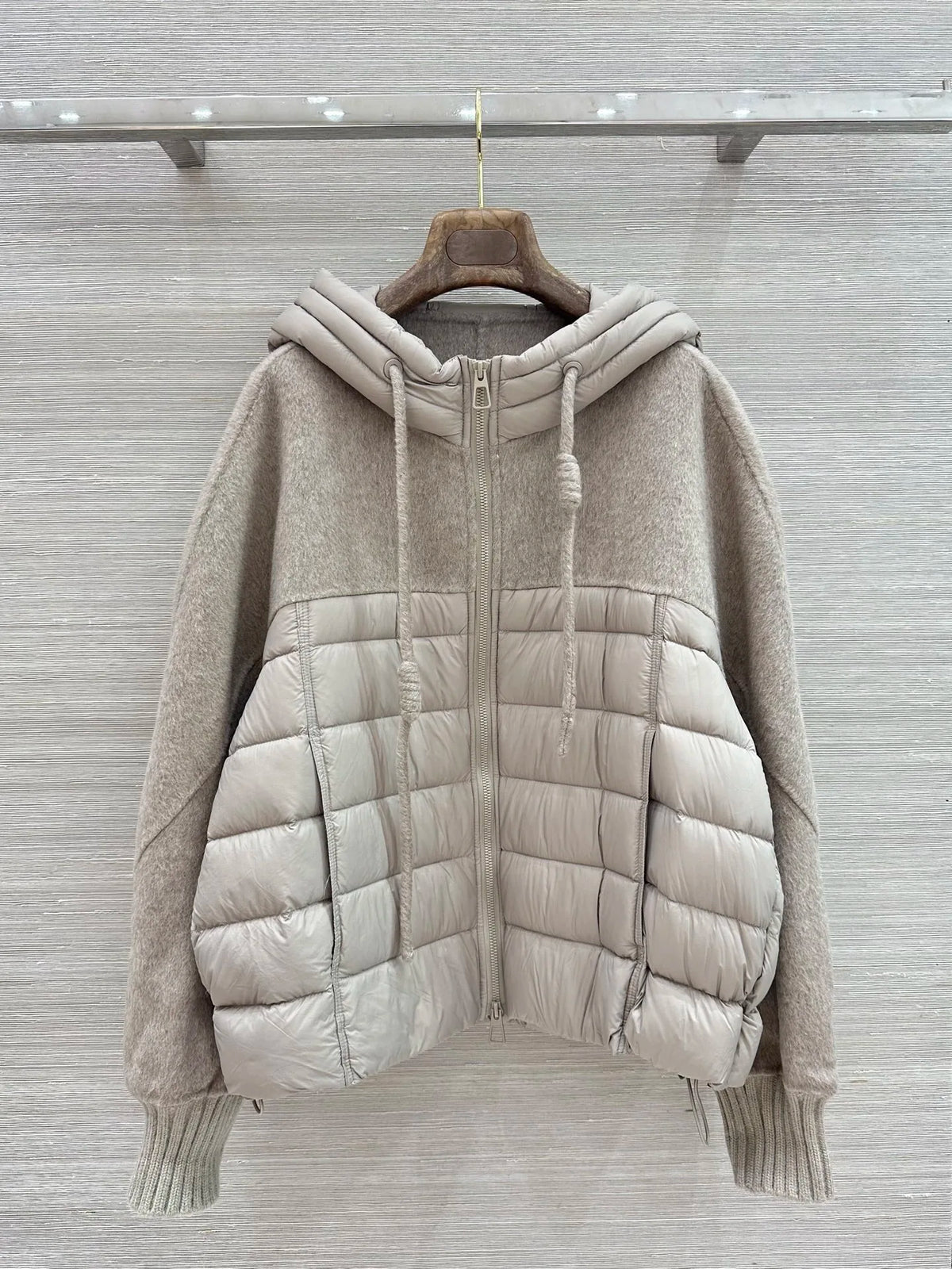 Veste femme à capuche et empiècements matelassés – CLEVI Paris