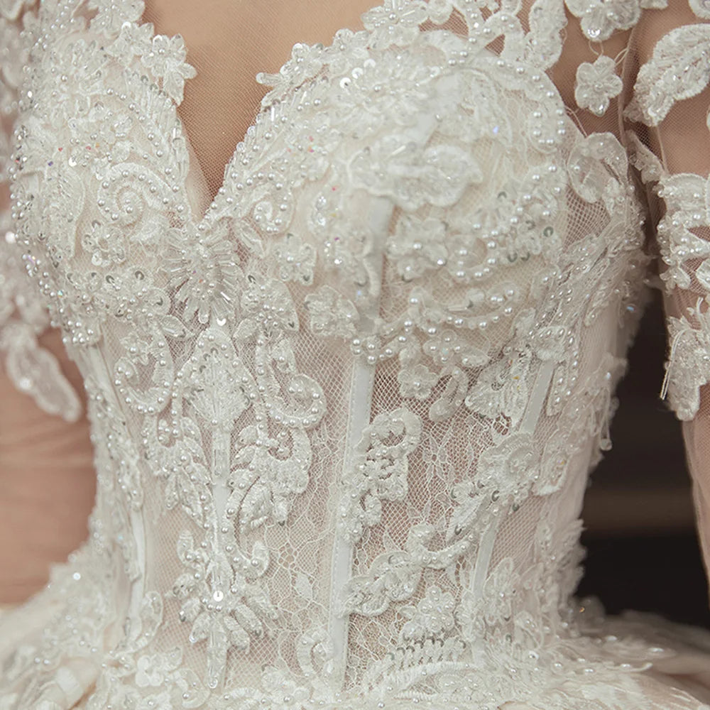 Robe de mariée à manches longues en dentelle – CLEVI Paris