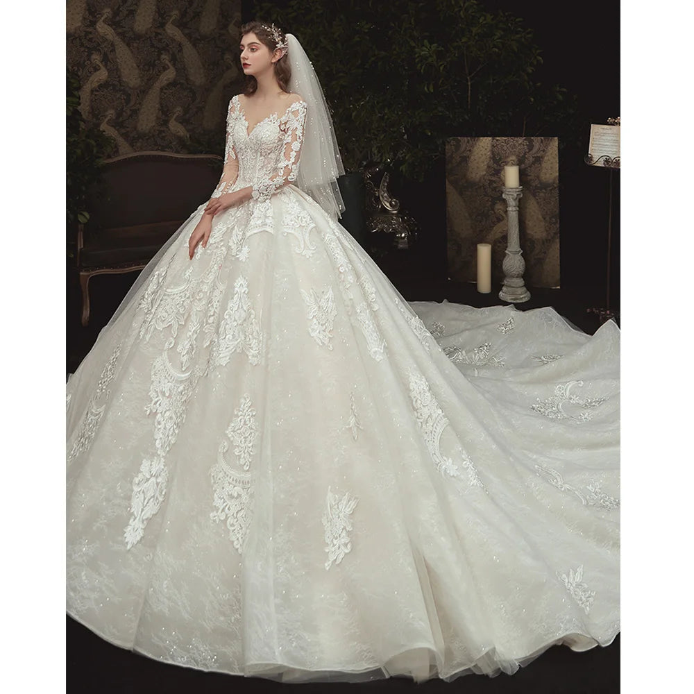 Robe de mariée en dentelle, perles et manches longues – CLEVI Paris