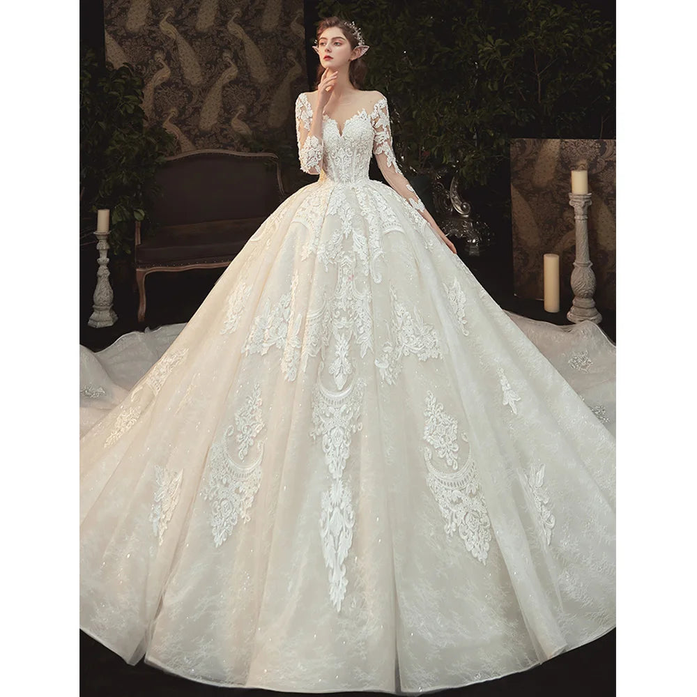 Robe de mariée en dentelle, perles et manches longues – CLEVI Paris