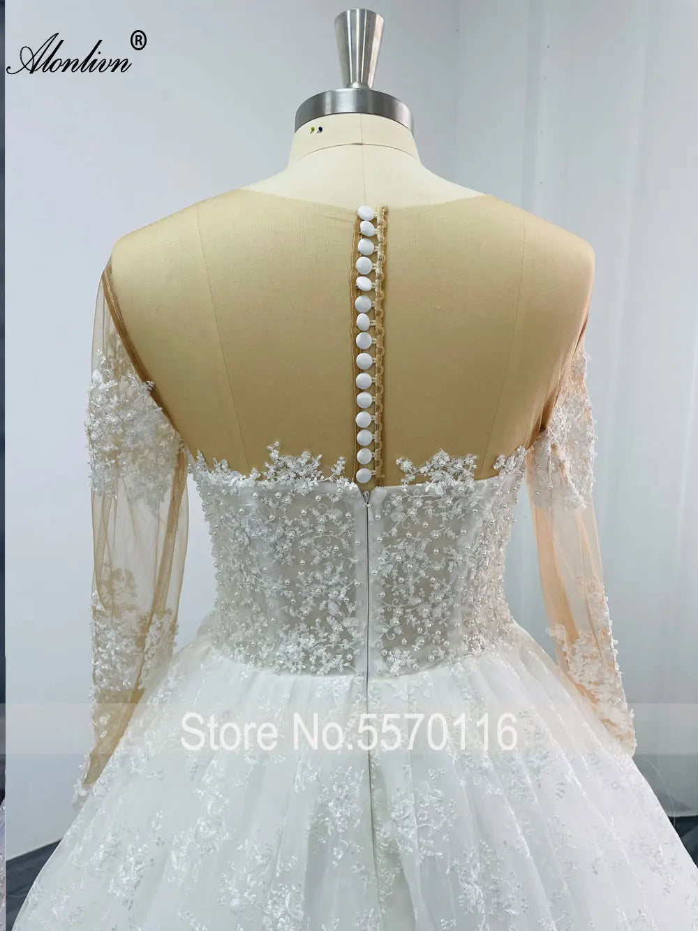 Robe de mariée en organza, col V et dentelle – CLEVI Paris