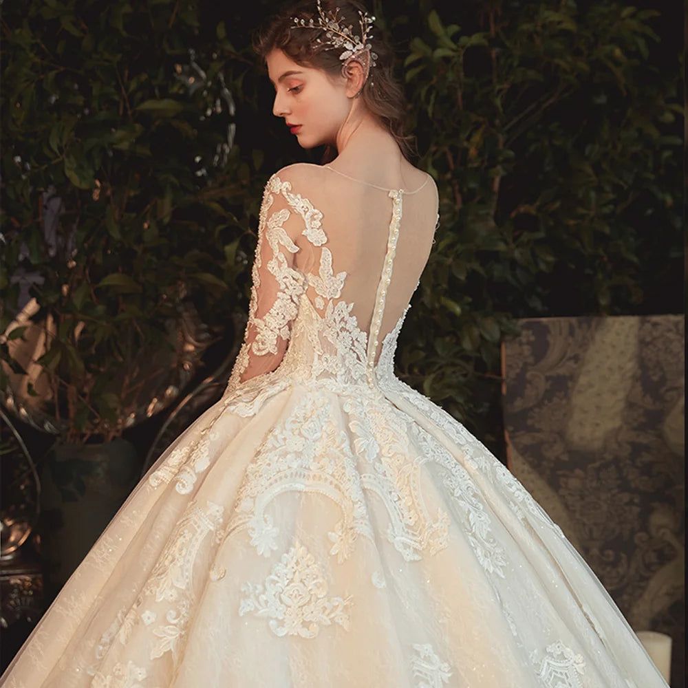 Robe de mariée en dentelle, perles et manches longues – CLEVI Paris