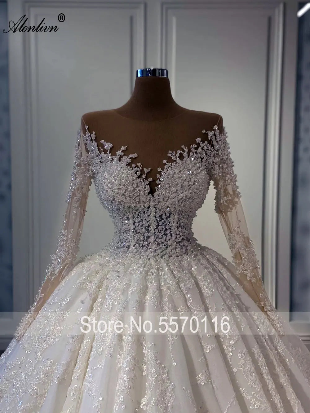 Robe de mariée en organza, col V et dentelle – CLEVI Paris