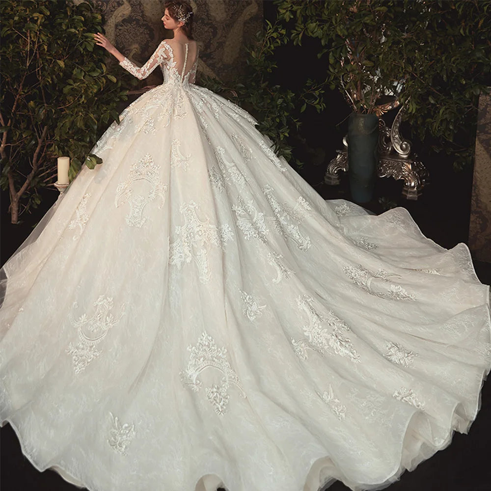Robe de mariée en dentelle, perles et manches longues – CLEVI Paris