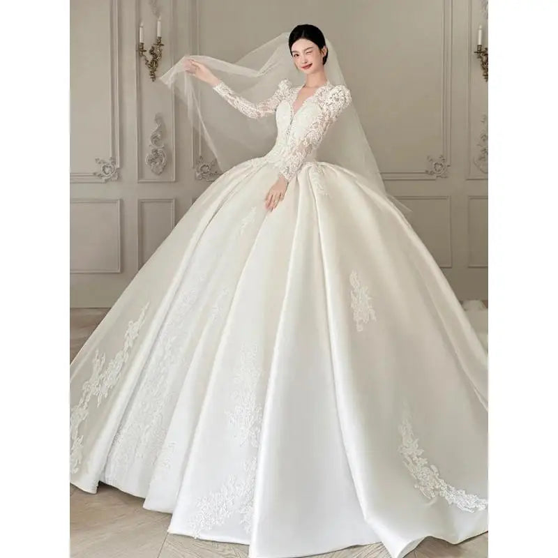 Robe de mariée satinée en dentelle à col V - CLEVI Paris