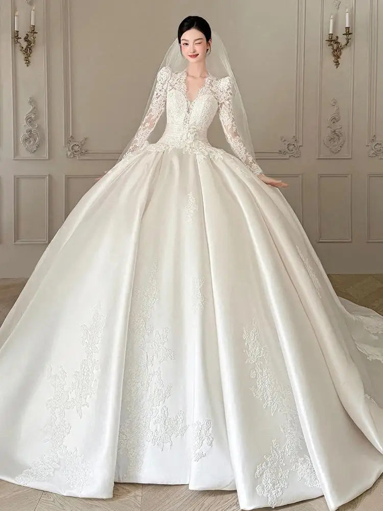 Robe de mariée satinée en dentelle à col V - CLEVI Paris