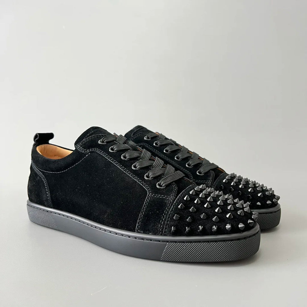 Sneakers Basses Cuir Suède Noir Rivets Semelle Rouge Homme – CLEVI Paris