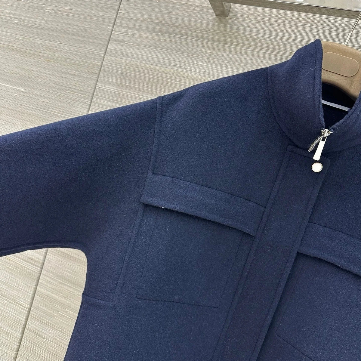 Manteau femme ceinturé zippé à quatre poches – CLEVI Paris