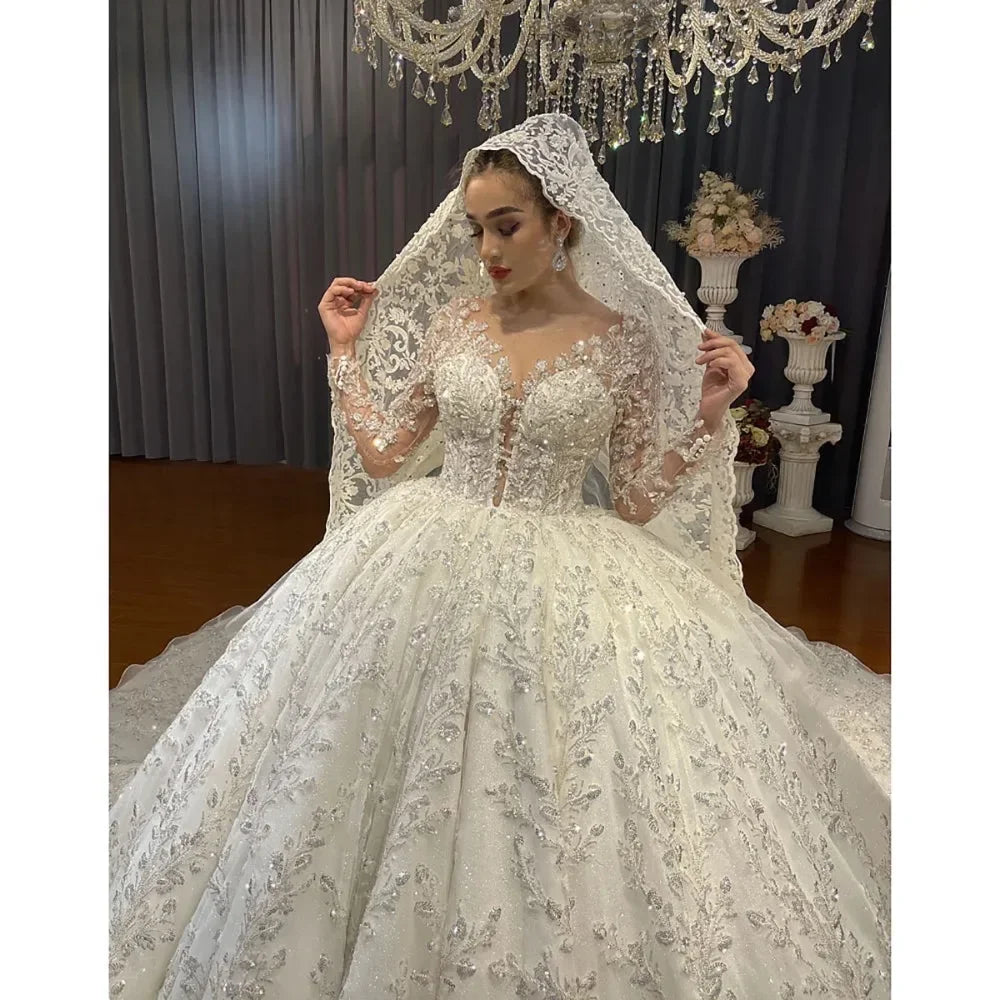 Robe de mariée en dentelle effet illusion – CLEVI Paris