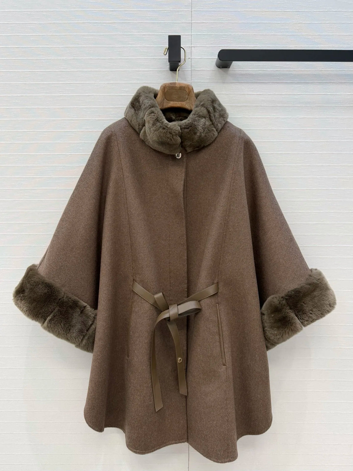 Manteau cape femme ceinturé à col fourrure – CLEVI Paris