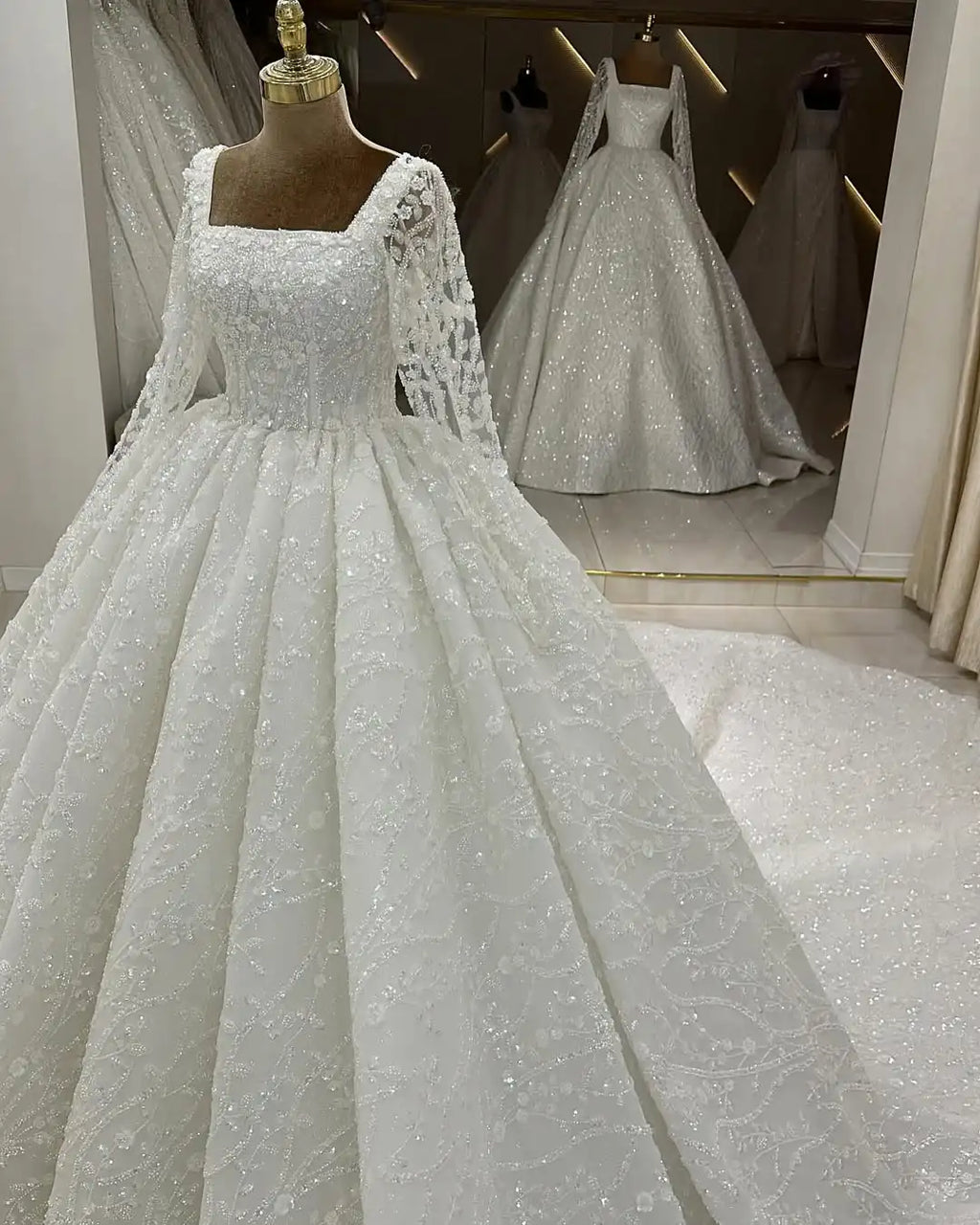 Robe de mariée princesse perlée à col carré – CLEVI Paris