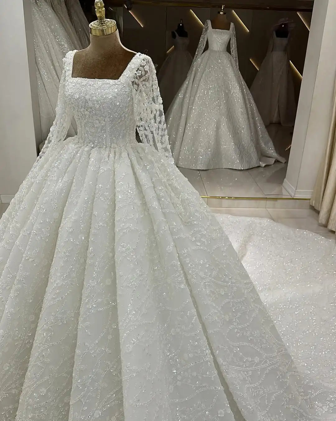 Robe de mariée princesse perlée à col carré – CLEVI Paris