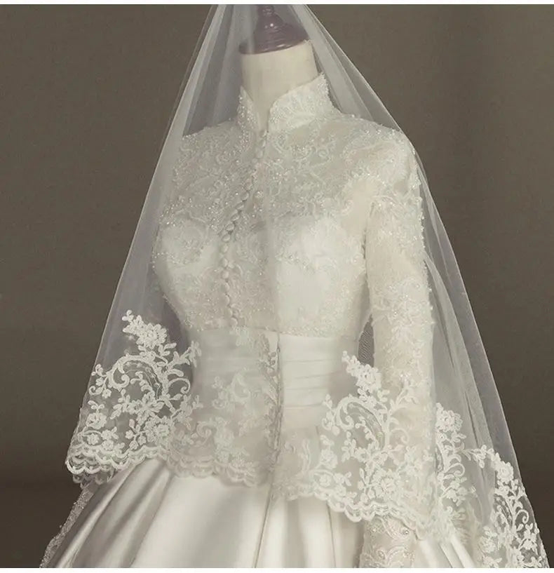 Robe de mariée satinée, dentelle et perles – CLEVI Paris
