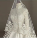 Robe de mariée satinée, dentelle et perles – CLEVI Paris