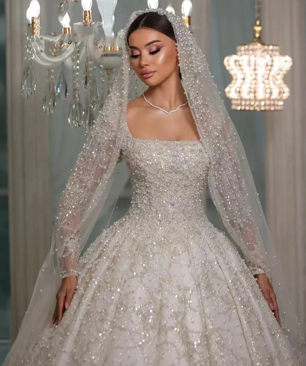 Robe de mariée col carré et perles – CLEVI Paris