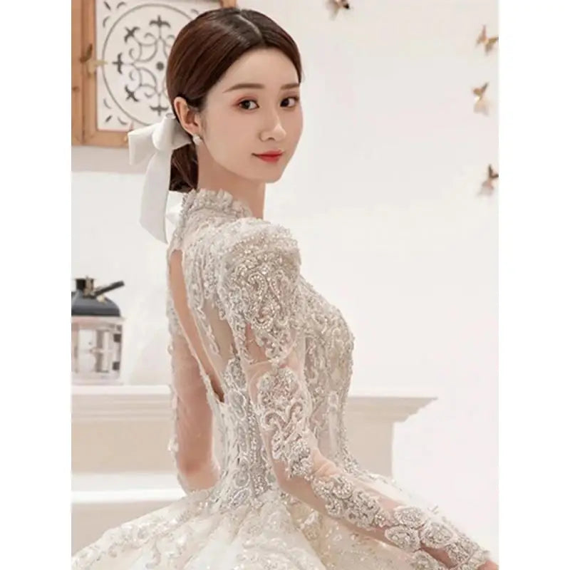 Robe de mariée satinée à manches longues – CLEVI Paris