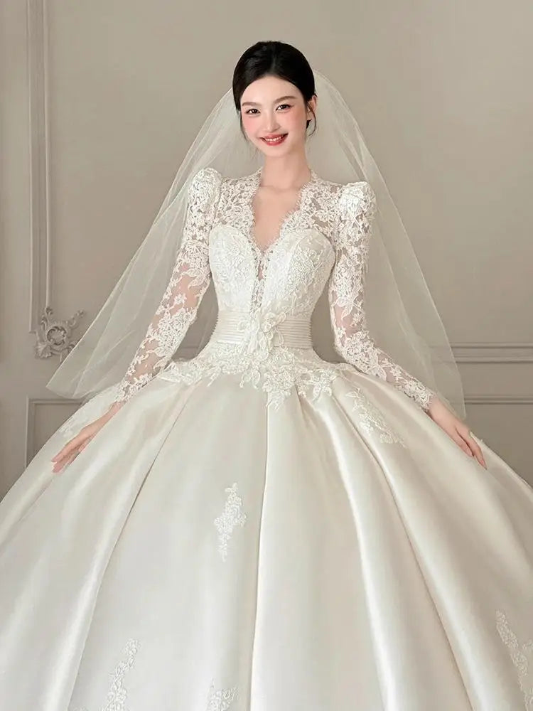 Robe de mariée satinée en dentelle à col V - CLEVI Paris