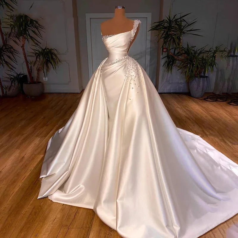 Robe de mariée satinée asymétrique – CLEVI Paris