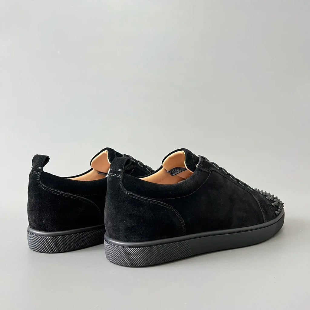 Sneakers Basses Cuir Suède Noir Rivets Semelle Rouge Homme – CLEVI Paris