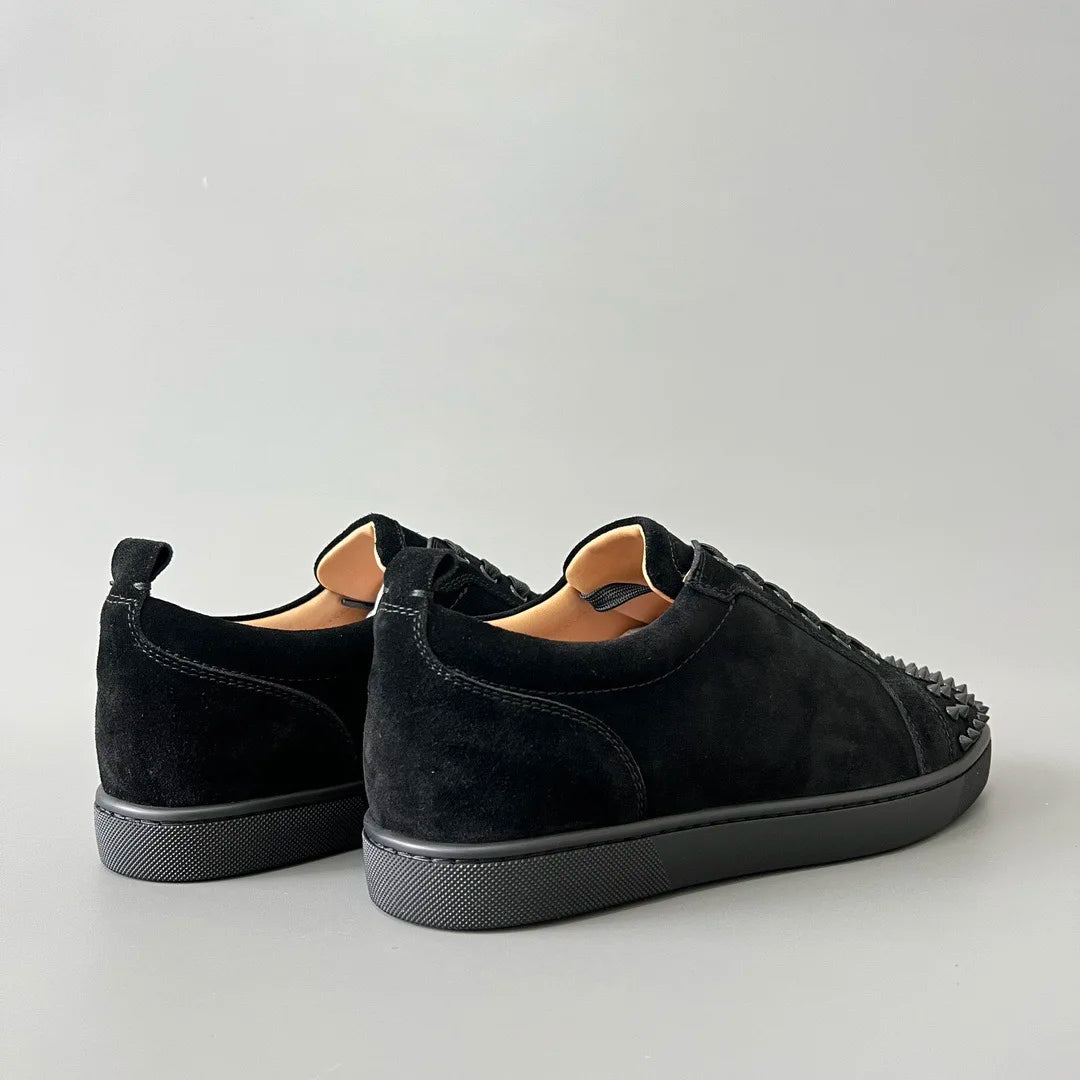 Sneakers Basses Cuir Suède Noir Rivets Semelle Rouge Homme – CLEVI Paris