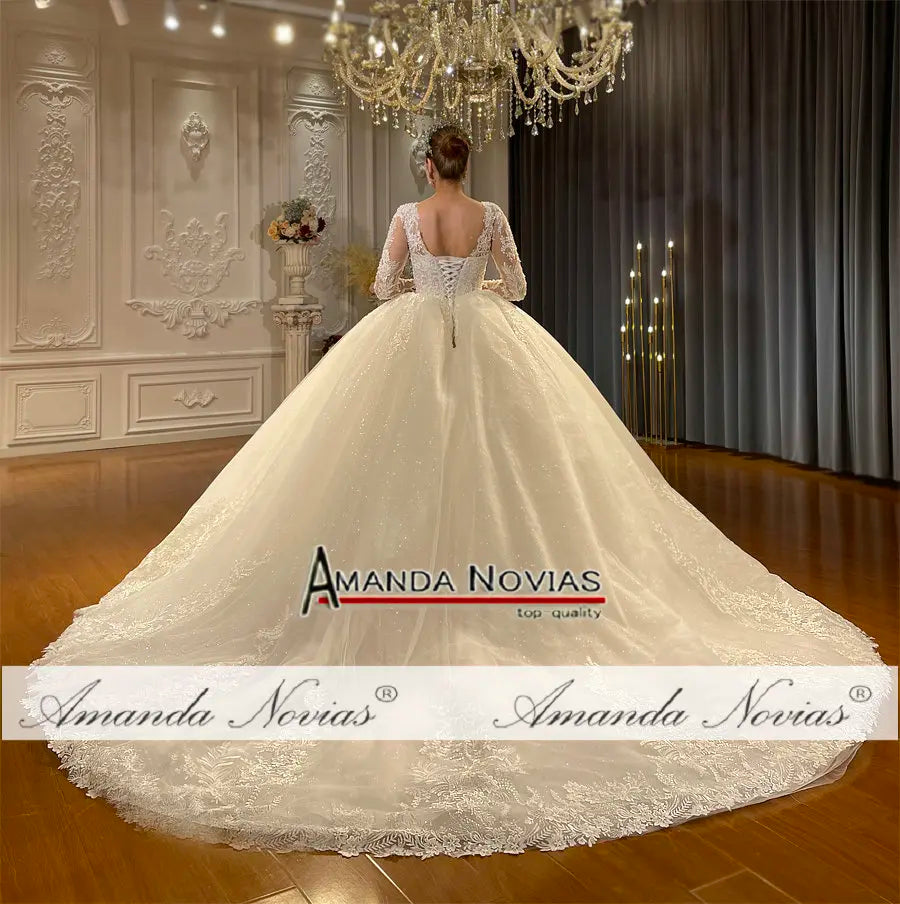Robe de mariée en dentelle fleurie – CLEVI Paris