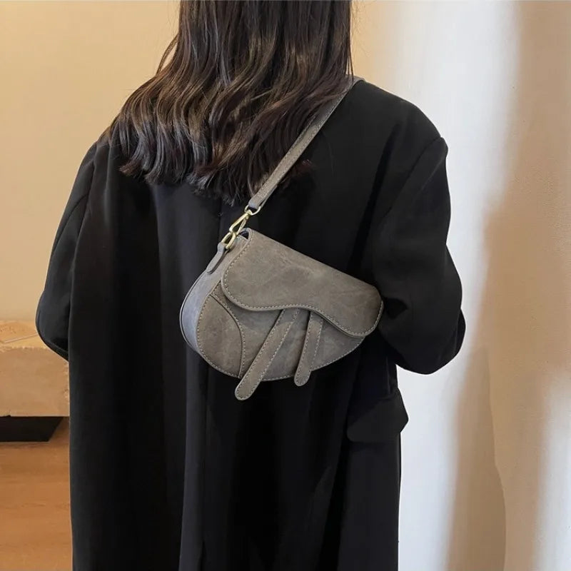 Sac bandoulière femme forme selle – CLEVI Paris