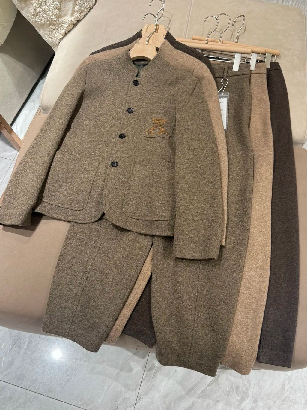 Ensemble femme veste col montant et pantalon – CLEVI Paris