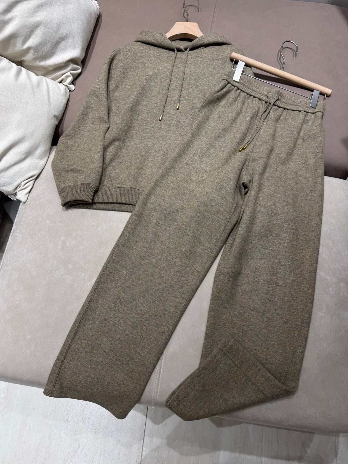 Ensemble femme en maille à capuche et pantalon – CLEVI Paris