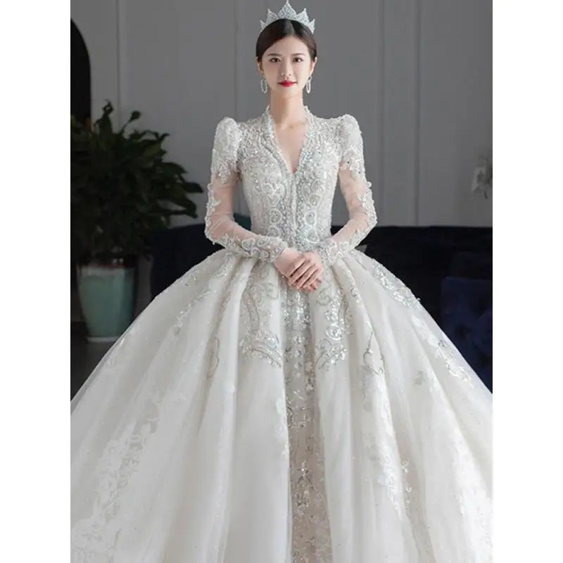 Robe de mariée satinée à manches longues – CLEVI Paris