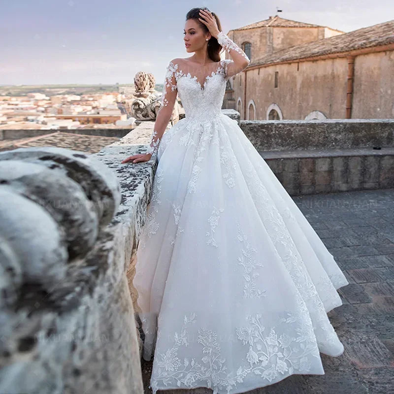 Robe de mariée en dentelle ligne A col rond – CLEVI Paris