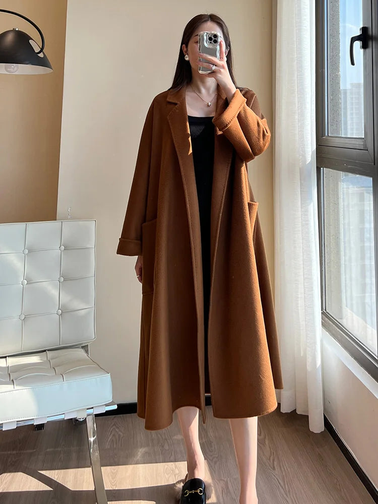 Manteau long femme à ceinture et col revers – CLEVI Paris